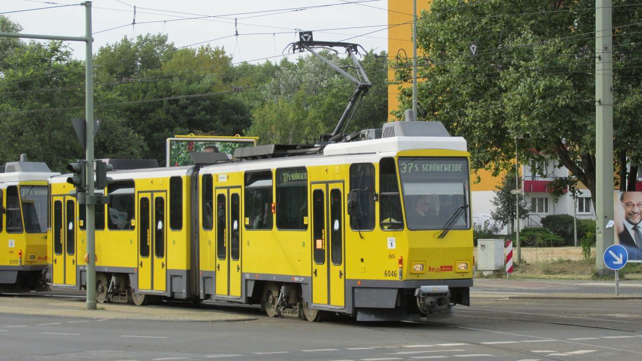 Berlin’de tramvay raylarına takılan adam ağır yaralandı
