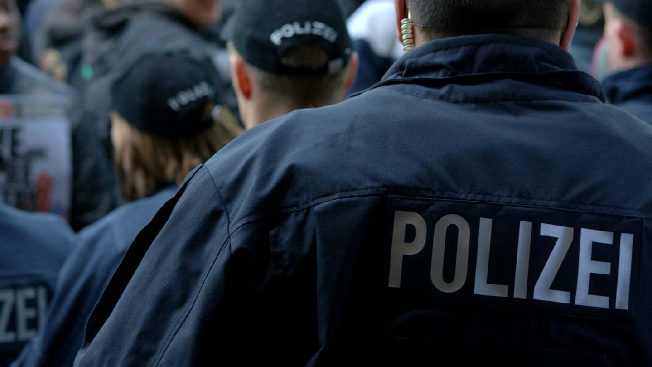 Almanya'da rüşvetle oturma izni sağlayan kaçakçılık çetesi çökertildi