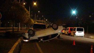 SÜRÜCÜSÜNÜN GAZ YERİNE FRENE BASTIĞI OTOMOBİL TAKLA ATTI: 1 YARALI
