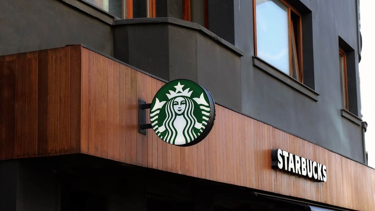 Starbucks'ın hisseleri düştü: Sebebi çok fazla müşteri!