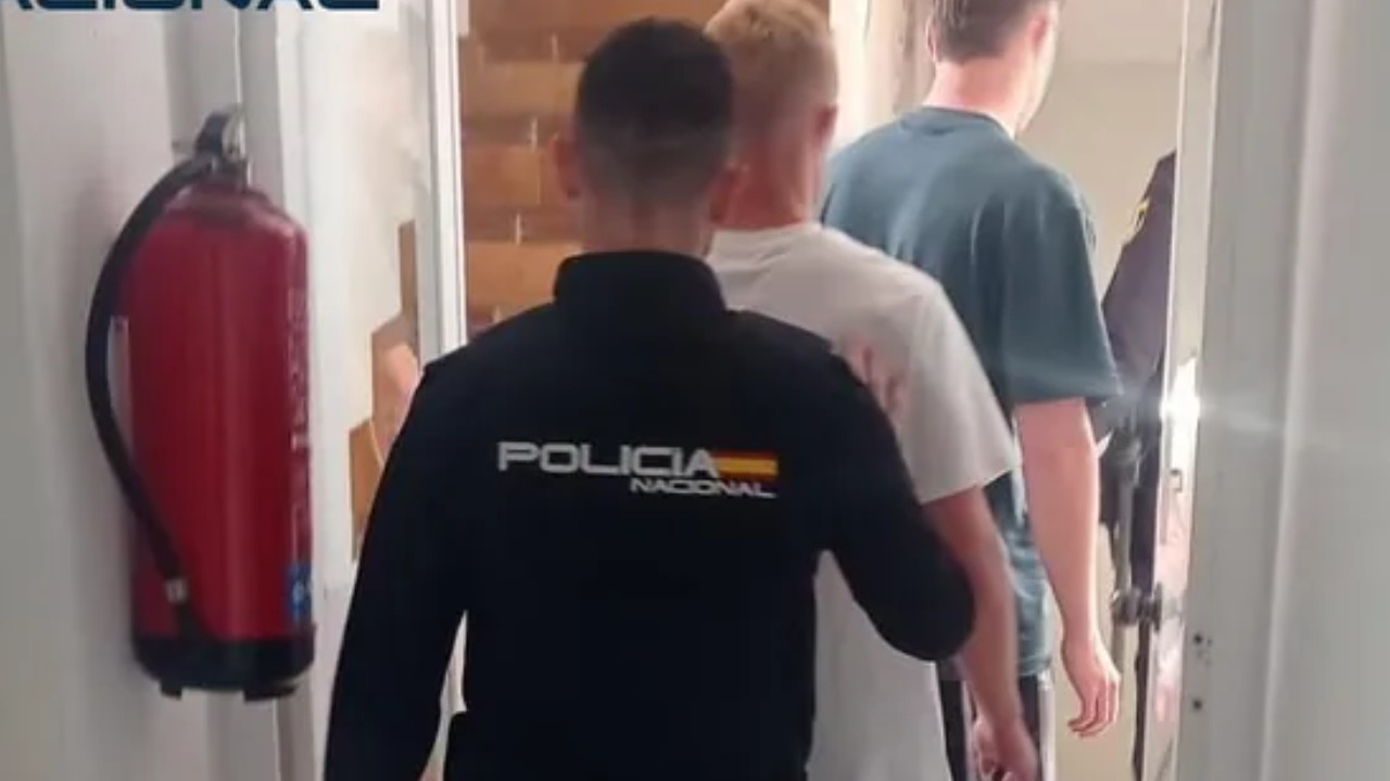 İki Alman tatilde otel odasını mahvedince tutuklandı!