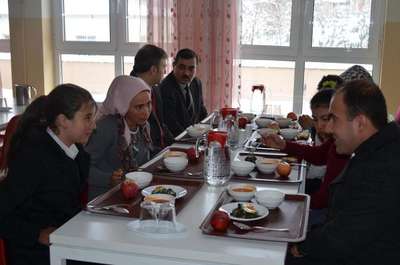 Manisa'da kar yüzünden lise öğrencileri okulda geceledi