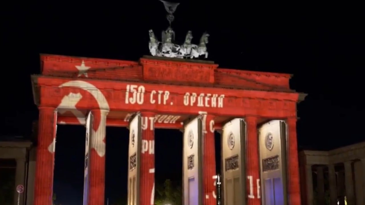 Berlin'e "komünizm" geldi: Brandenburg Kapısı'na Sovyet Bayrağı yansıttılar