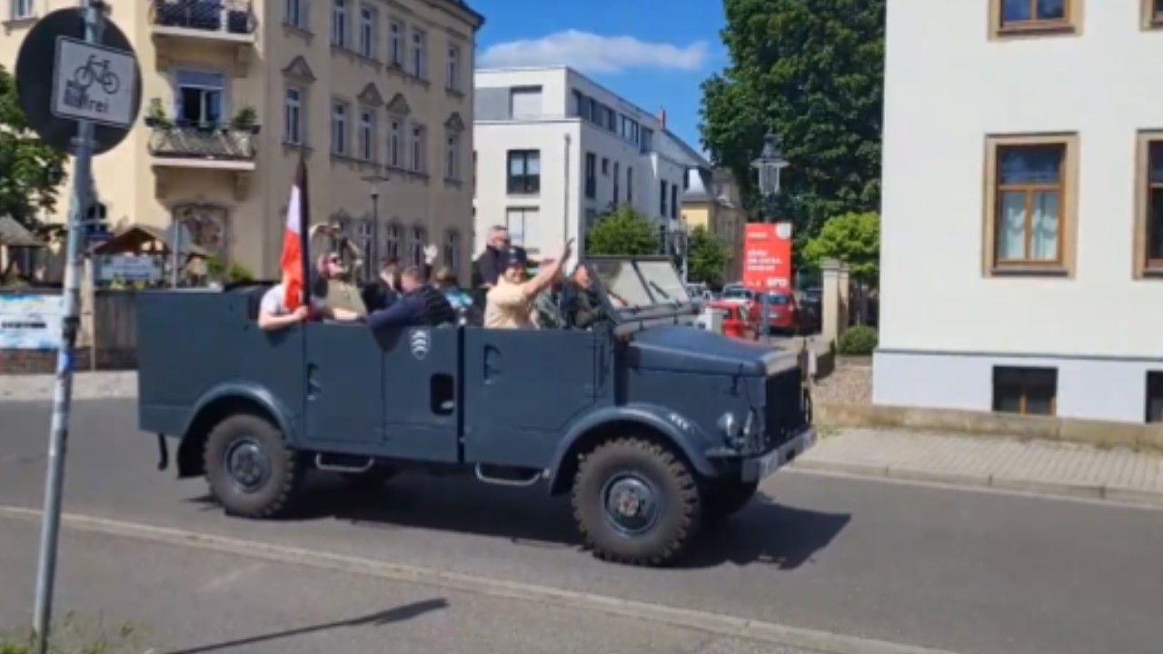 Şoke eden görüntüler: Nazi aracıyla "Hitler selamı" vererek dolaştılar