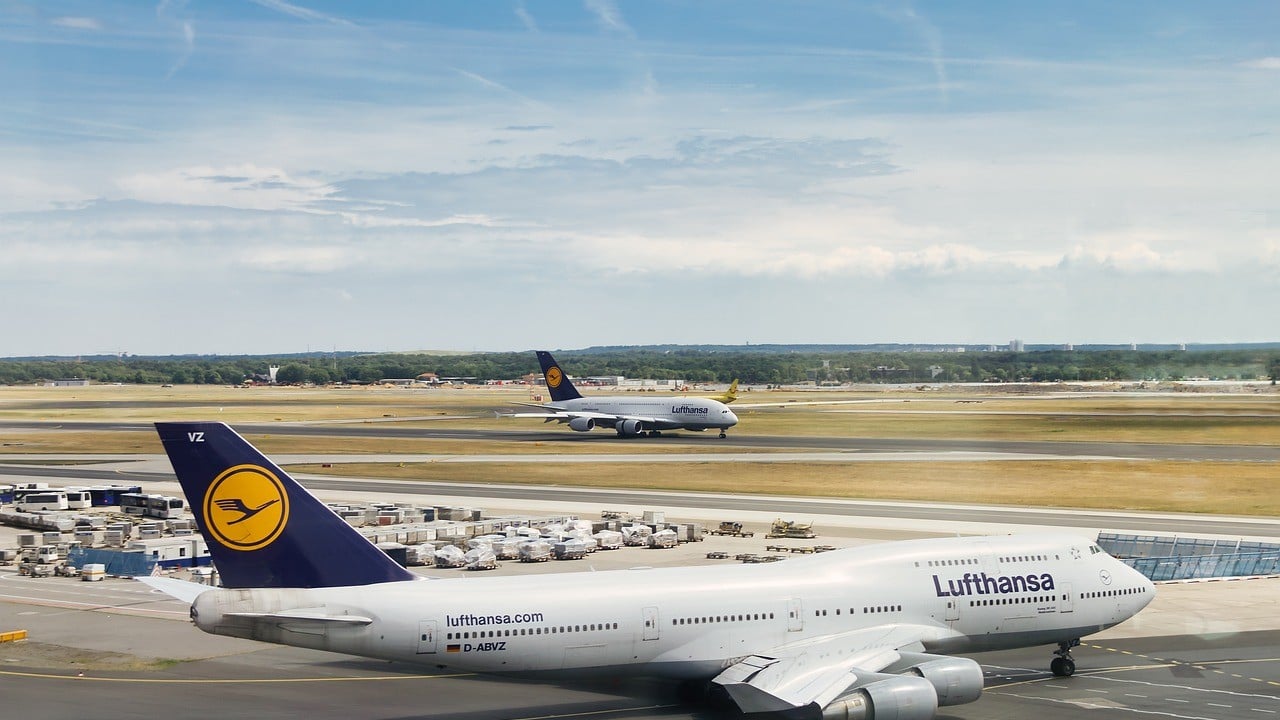 Lufthansa uçağındaki "koku" geri döndürdü