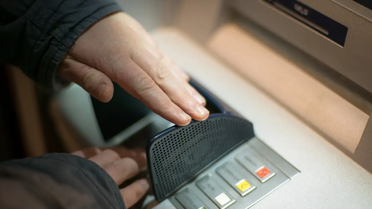 Dolandırıcılara 62 bin Euro'sunu kaptırmak üzereyken banka çalışanlarının uyanıklığı sayesinde kurtuldu