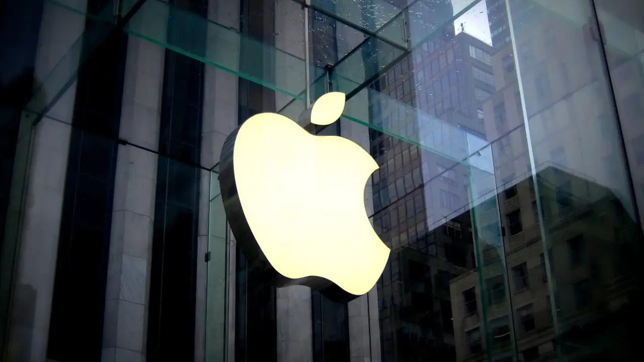 Apple mağazasına kırmızı boya attılar
