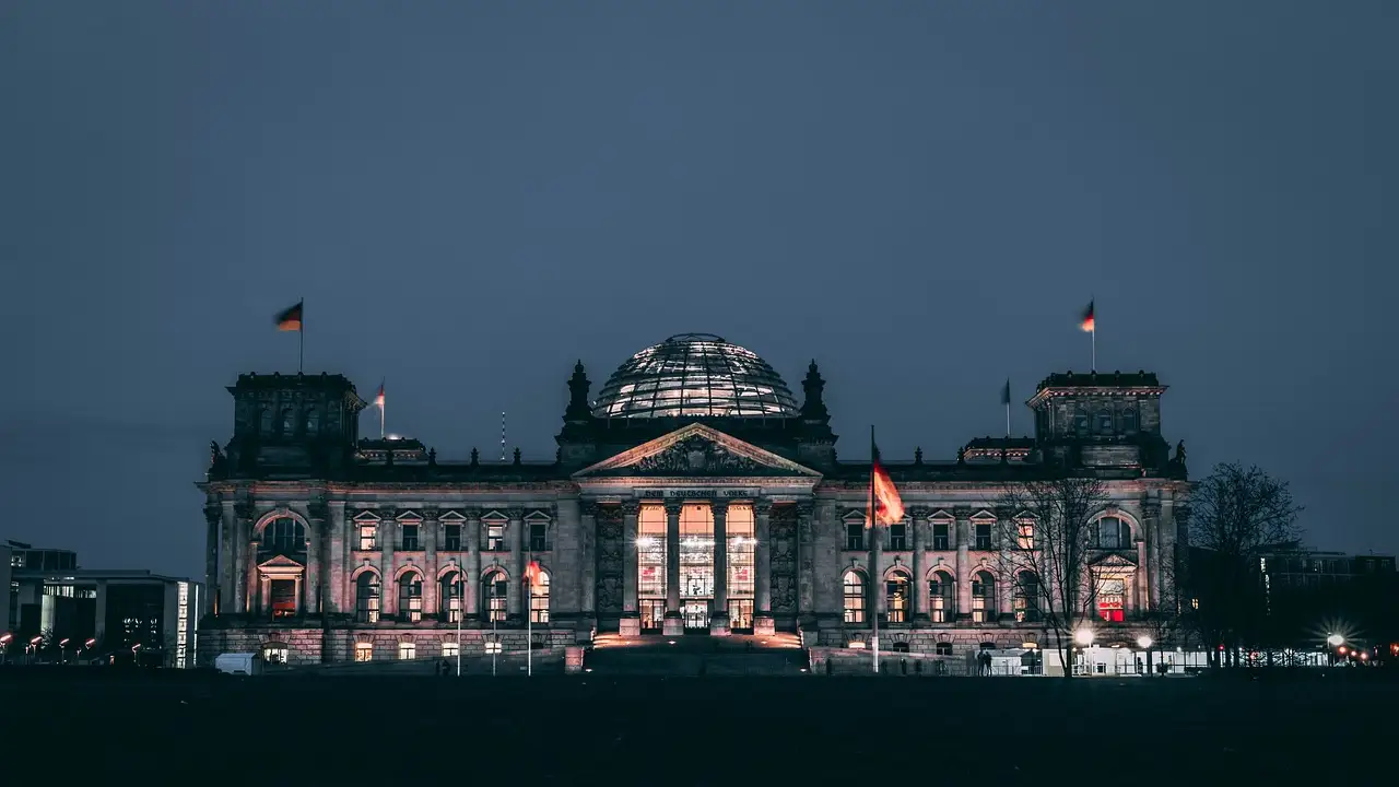Reichstag binasında şaşkınlık veren görüntü: Rus bayraklı drone uçurdular