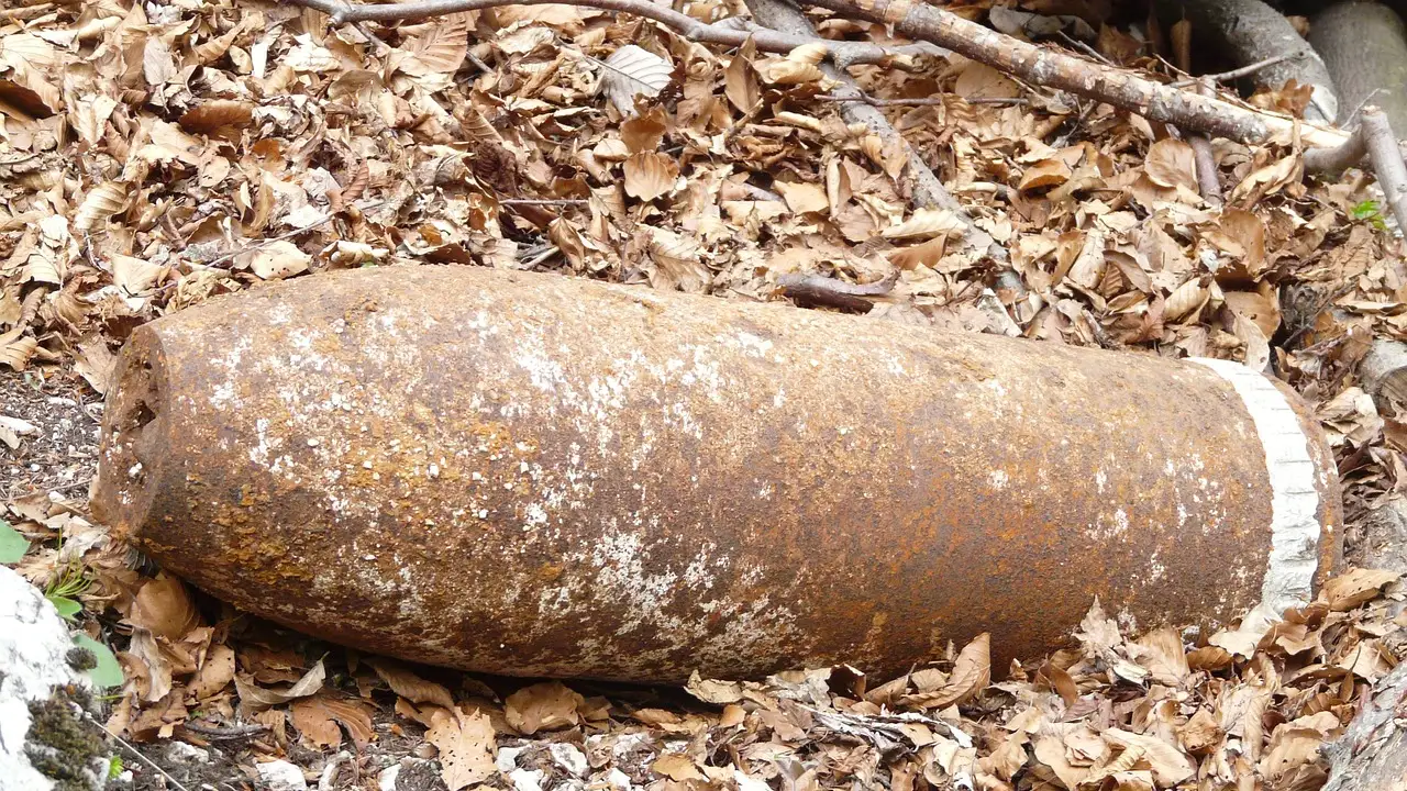 Sel bölgesinde oyun oynayan çocuklar el bombası buldu