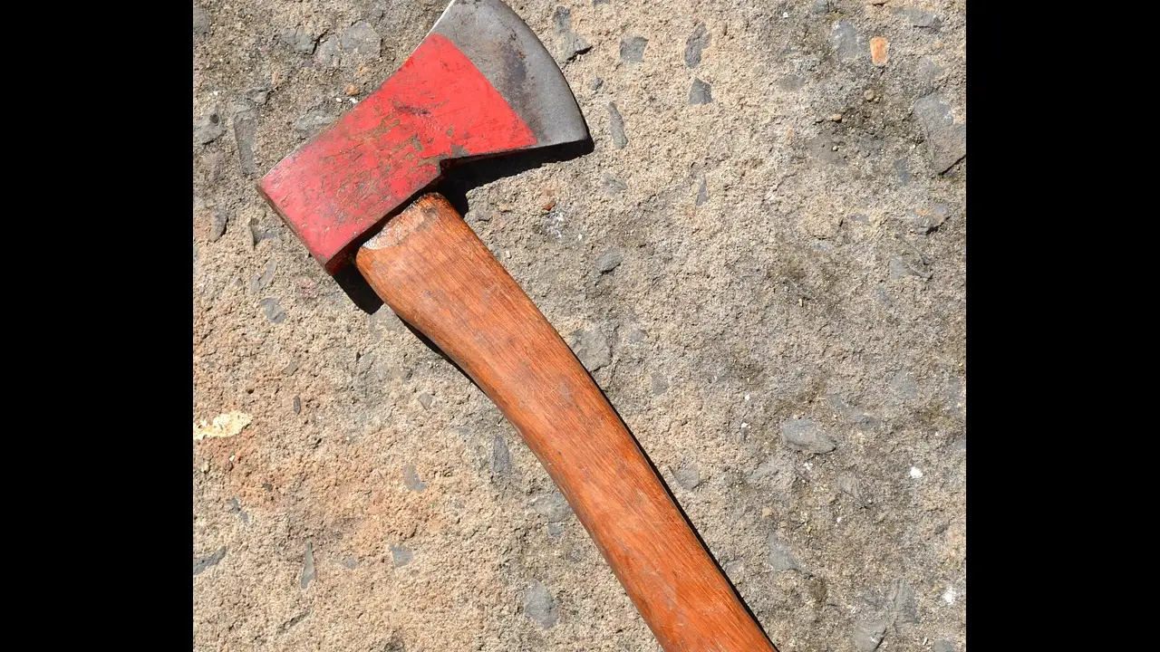 Evsizler barınağına gidip baltayla bir adama saldırdı