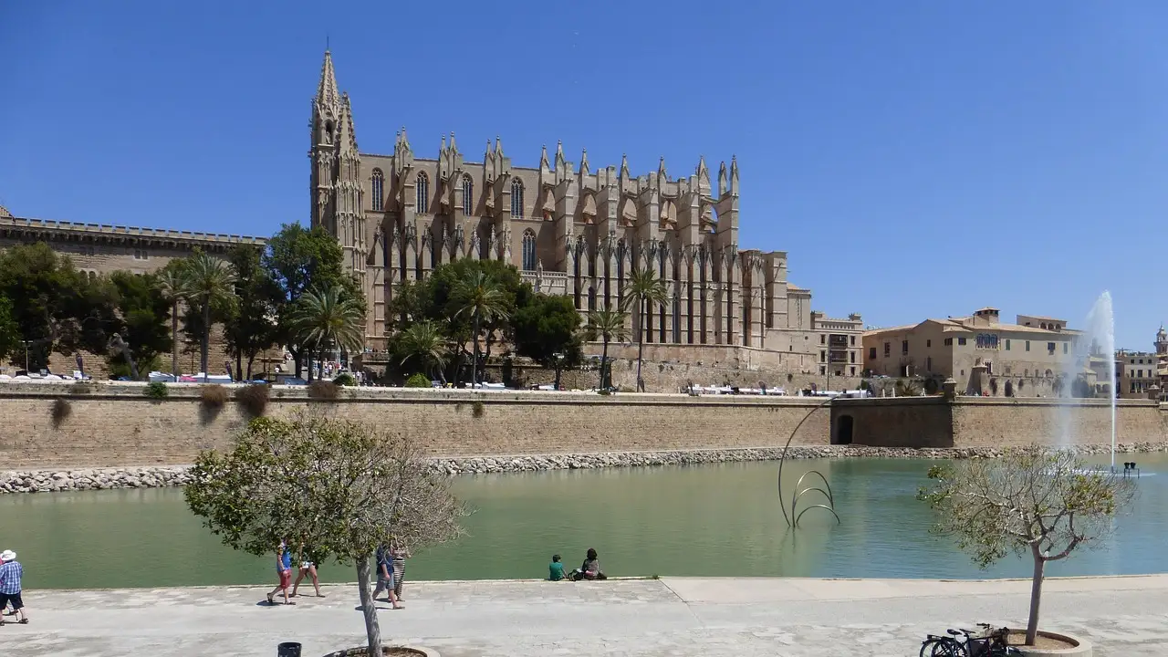 Mallorca'da katedralin önünde düşen Alman hayatını kaybetti