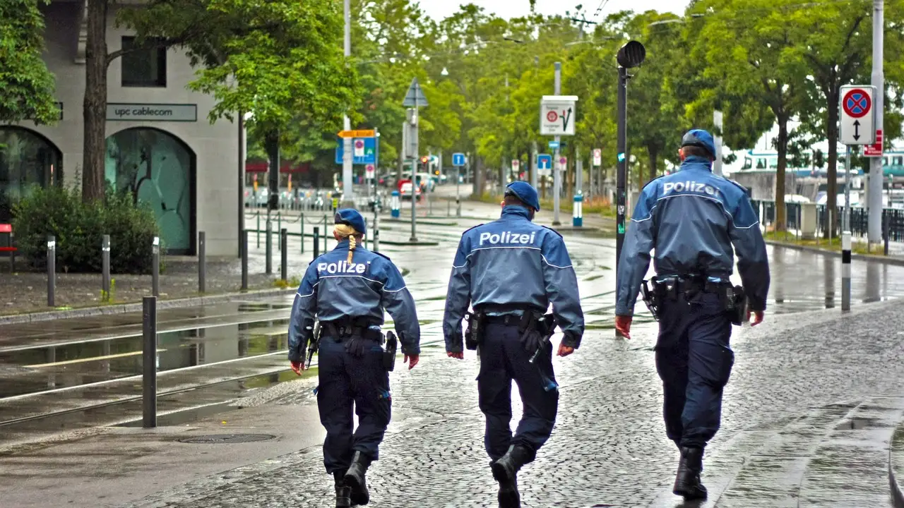 Alman polisi Afgan aileyi sınıra bırakınca ortalık karıştı