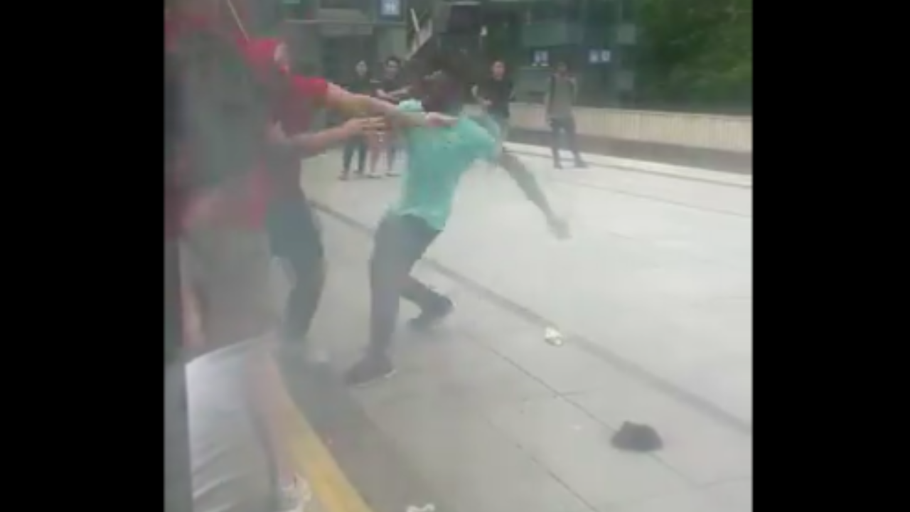 Almanya'da Sırplardan iğrenç ırkçılık: Trenden indirip tükürdüler