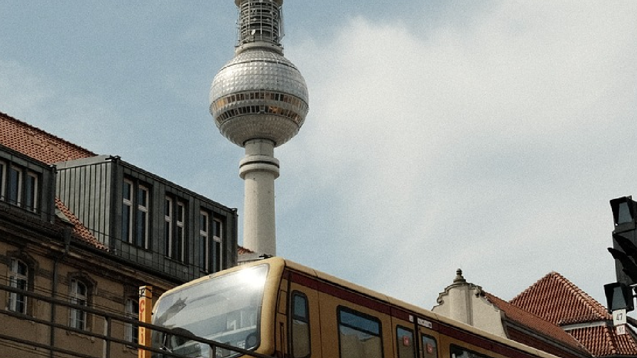 Berlin metrosunda ölü adam bulundu