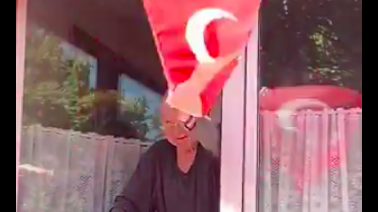 Cama çıkan yaşlı Alman, Türk bayrağı salladı