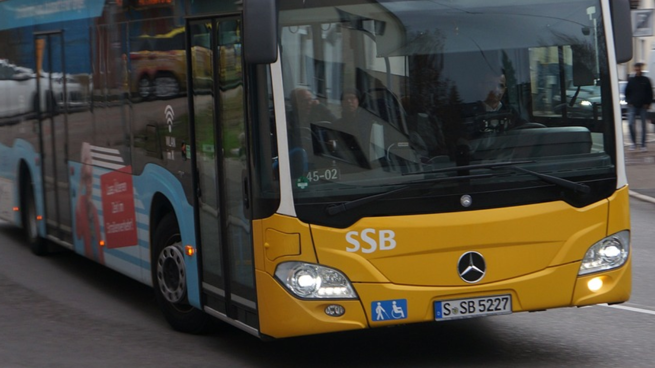 Berlin'de peş peşe otobüs kazası