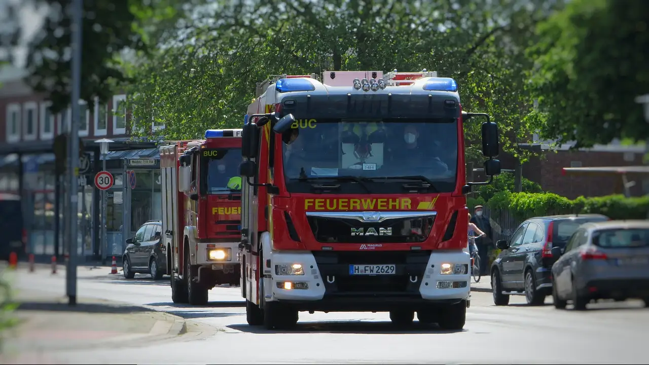 Hamburg'da kaza: Sparkasse şubesine çarptı