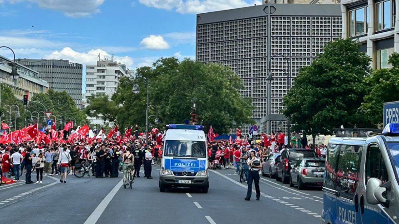 Berlin'de Türkler "Bozkurt" yaparak yürümek isteyince polis yürüyüşü durdurdu