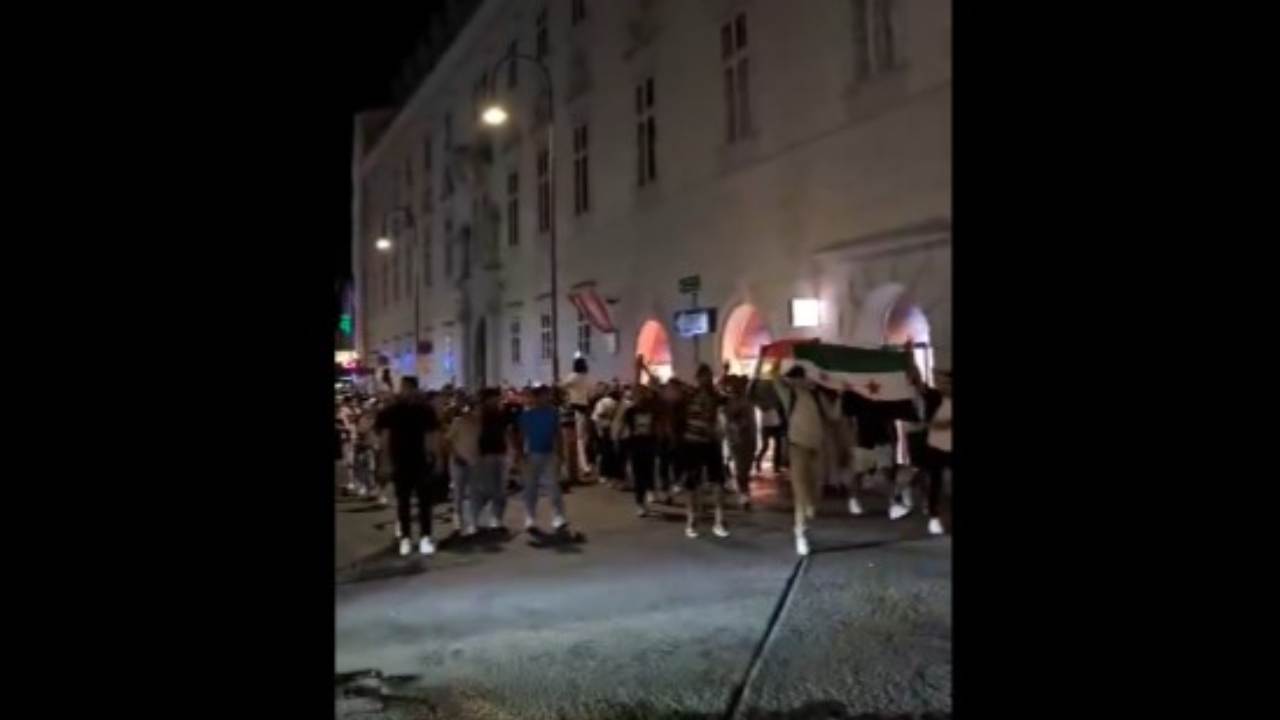 Almanya'da Suriyeliler sokağa çıktı: "Bye Bye Türkiye"