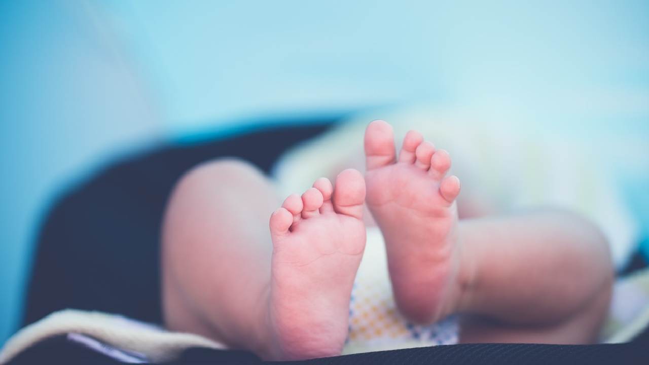 Kapalı arabada bırakılan bebek sıcaktan hayatını kaybetti