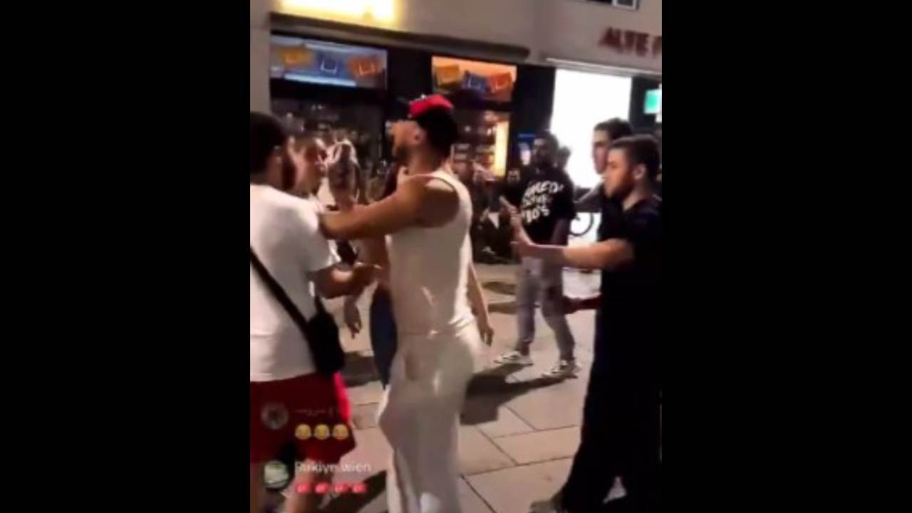 Suriyeliler Viyana'da genç kızların elinden Türk bayrağını kaçırıp sevinç nidaları attı