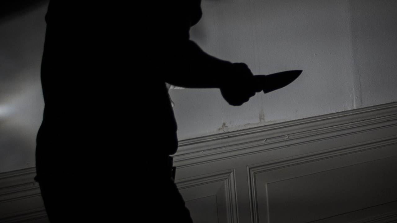 Berlin'de bıçaklı ölüm: 50 kişi polise kızdı