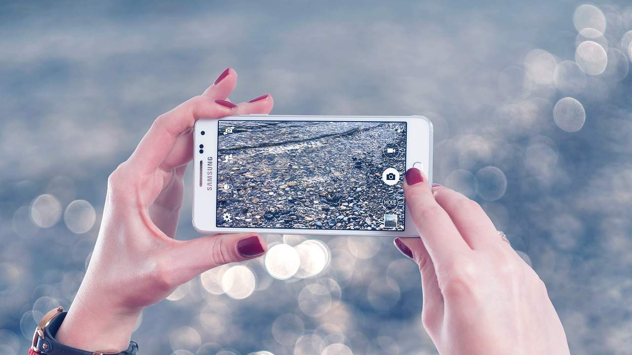 Cep telefonuyla izinsiz çekim yaptı, yüzüne yumruk yedi