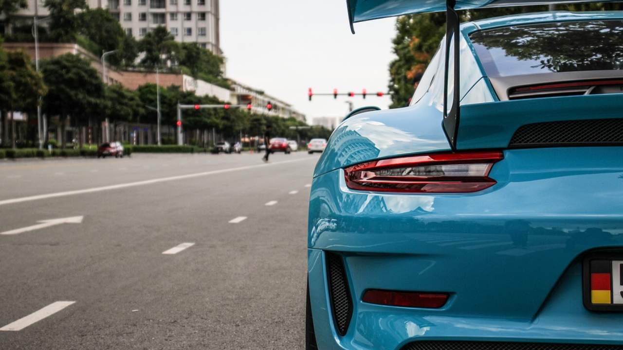 Porsche aracının farlarını açık bırakınca polis araca el koydu