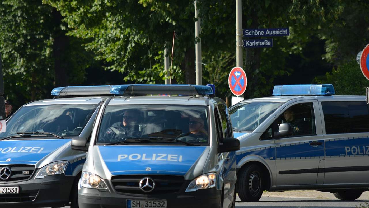 Almanya'da "Bu rejimi devirmek istiyoruz" diyen dergiye polis baskını
