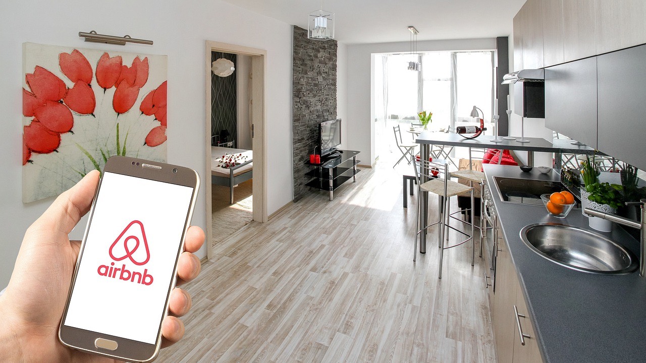 Airbnb sorunu sürüyor: Seks yaparken kayda alındılar!