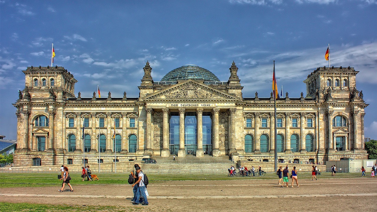 Berlin'de Almanca konuşamamaktan şikayet etti, "ülkeyi terk edin" dedi!