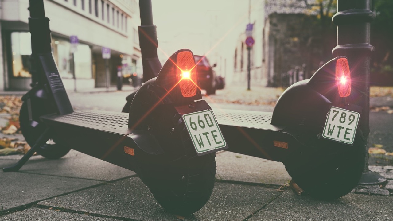 "Garip sesler" çıkaran e-scooter'ın aküsü evde patladı