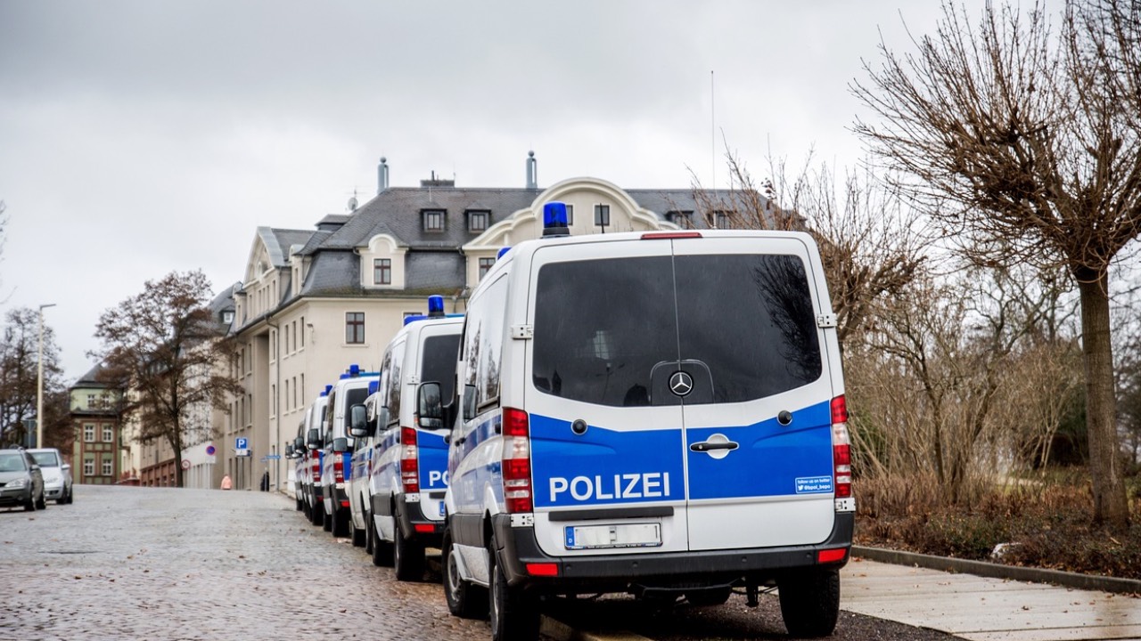Hamburg'da polisten cami baskını