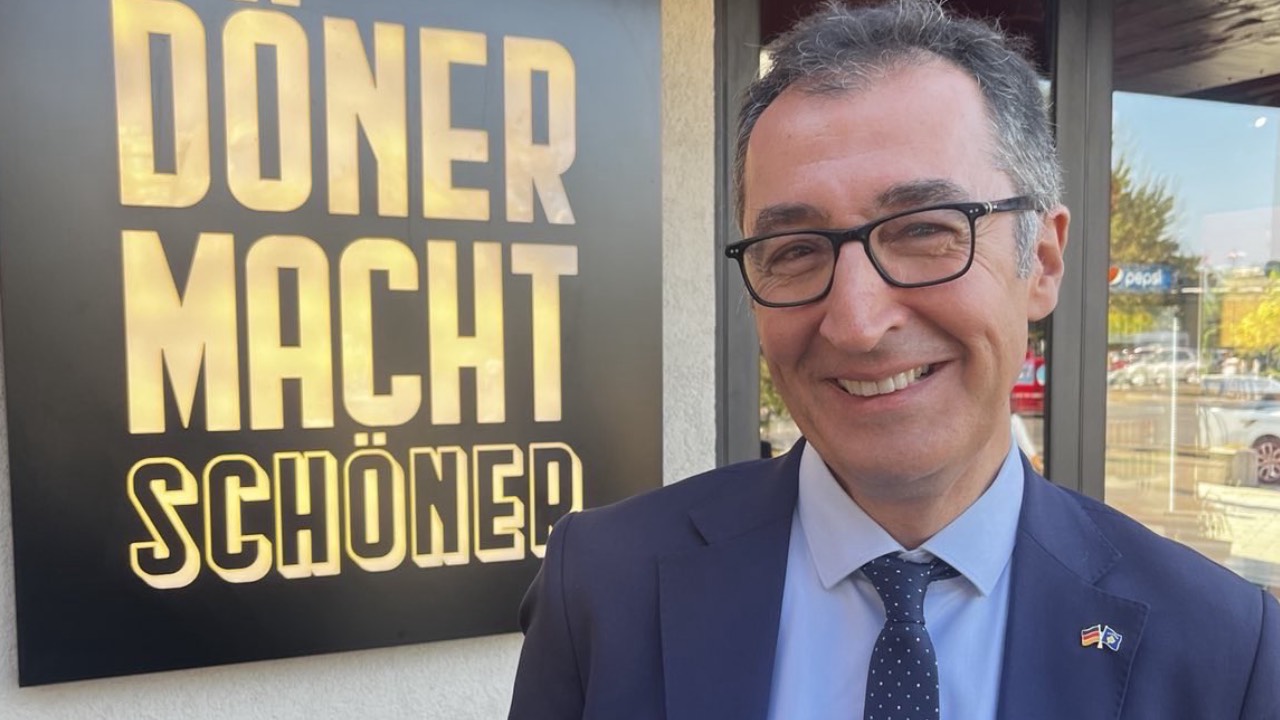 "Ankara'dan talimat almaya gerek yok" diyen Cem Özdemir: Döner Almanya'ya ait