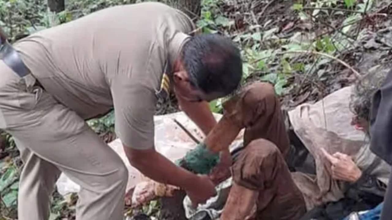 Hindistan'da ağaca bağlanmış ve ölmek üzere olan Amerikalı bir kadın bulundu
