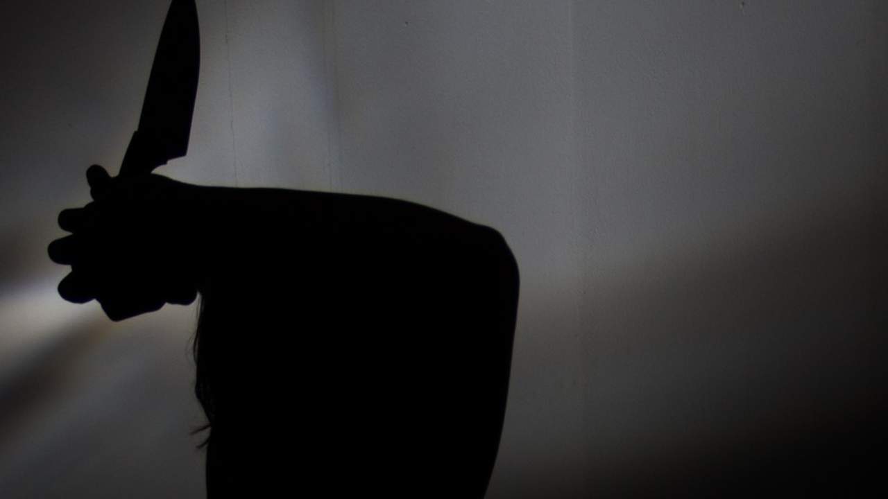 Berlin'de polis bıçaklı bir kadını vurarak durdurdu