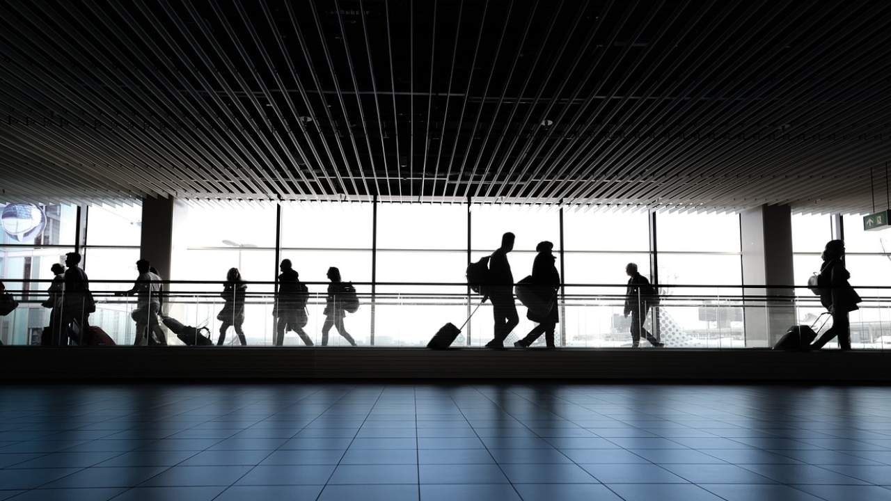 Uçuşa gitmeden önce kontrol etmelisiniz: Frankfurt Havalimanı karanlığa büründü