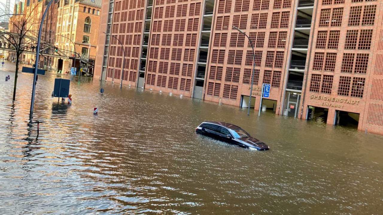 Hamburg sular altında kaldı
