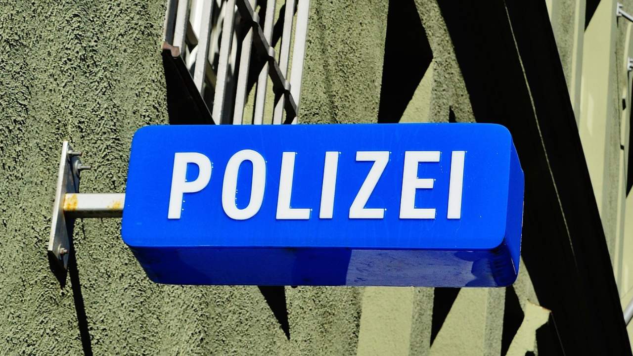Bremen'de bir adam polis karakoluna çekiçle saldırdı
