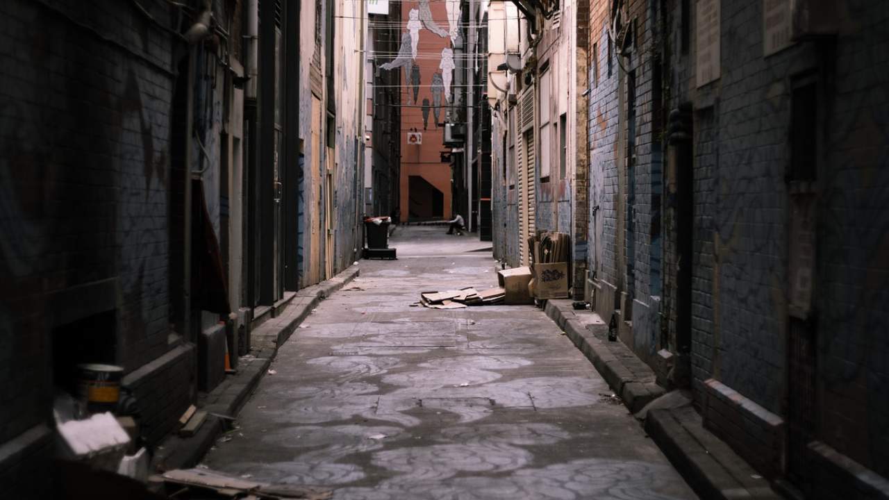 Çöp atmaya çıkan kadının sokakta cesedi bulundu