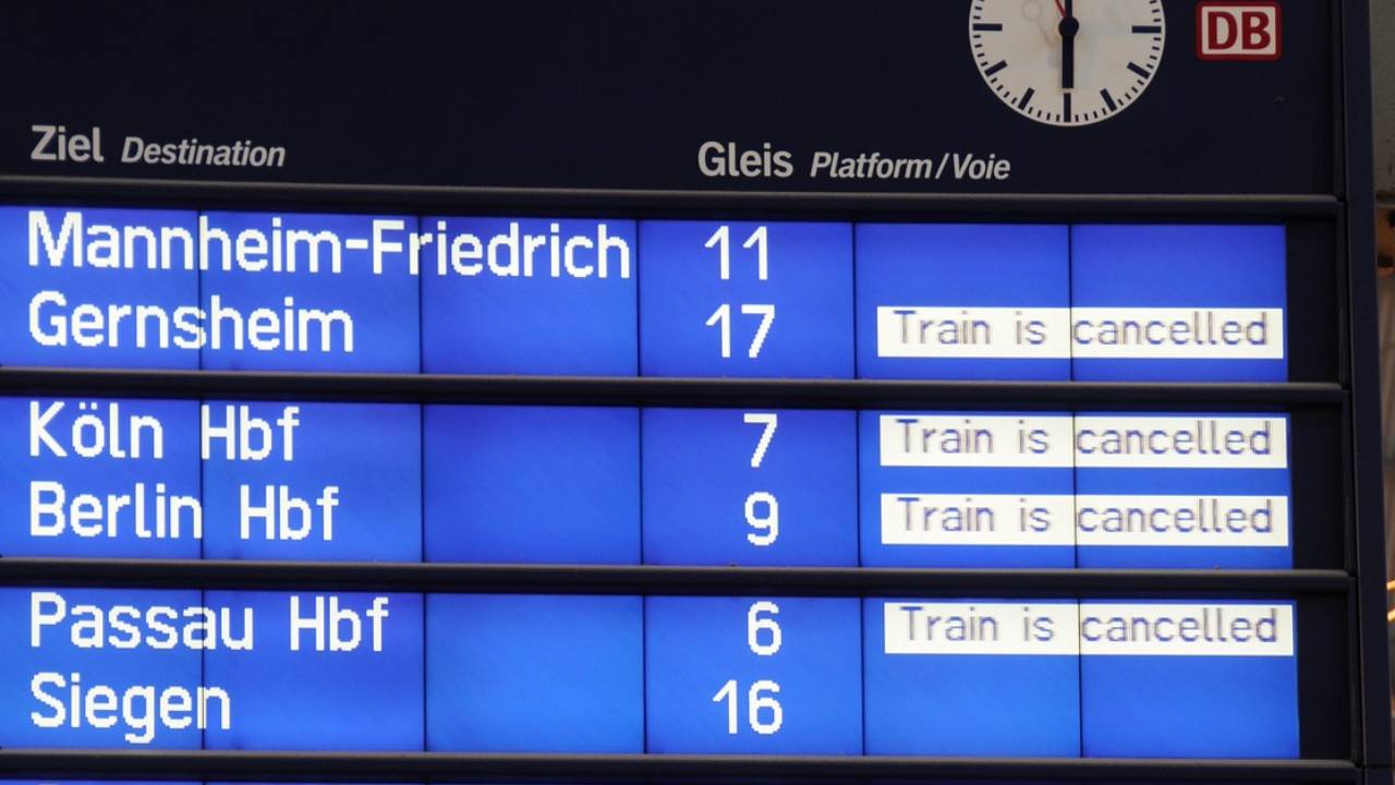 Milyonlarca kez değiştirmek zorunda kalacaklar: Deutsche Bahn'da büyük kaos