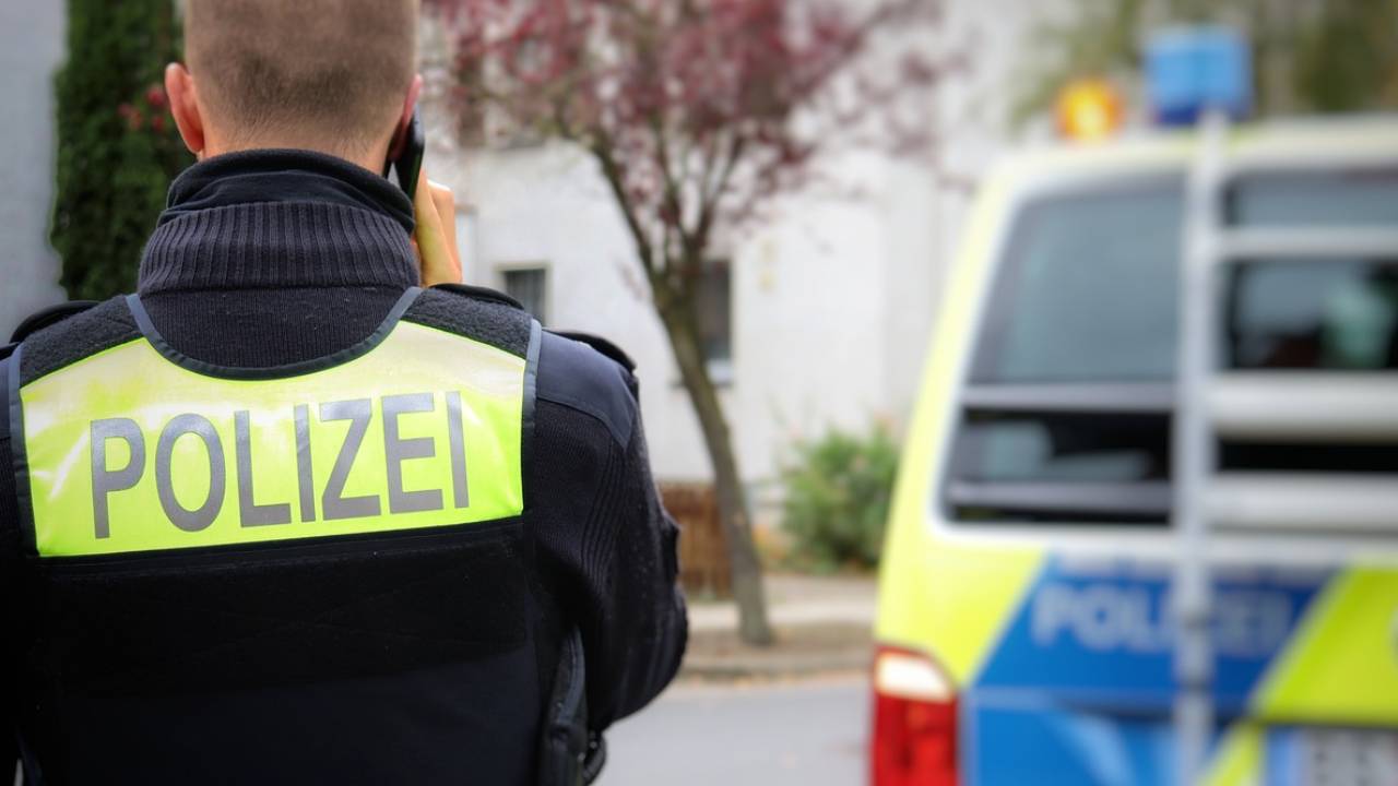 Almanya'da dinlenme tesisinde polis kontrolüne takılan Türk, 20 bin Euro'sunu kaptırdı