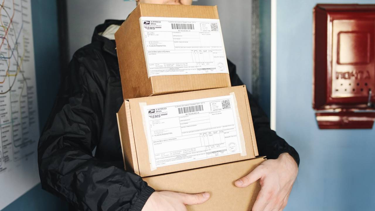 Duisburg'daki iki magandaya "beklemek" zor gelince paket taşıyıcısına saldırdılar