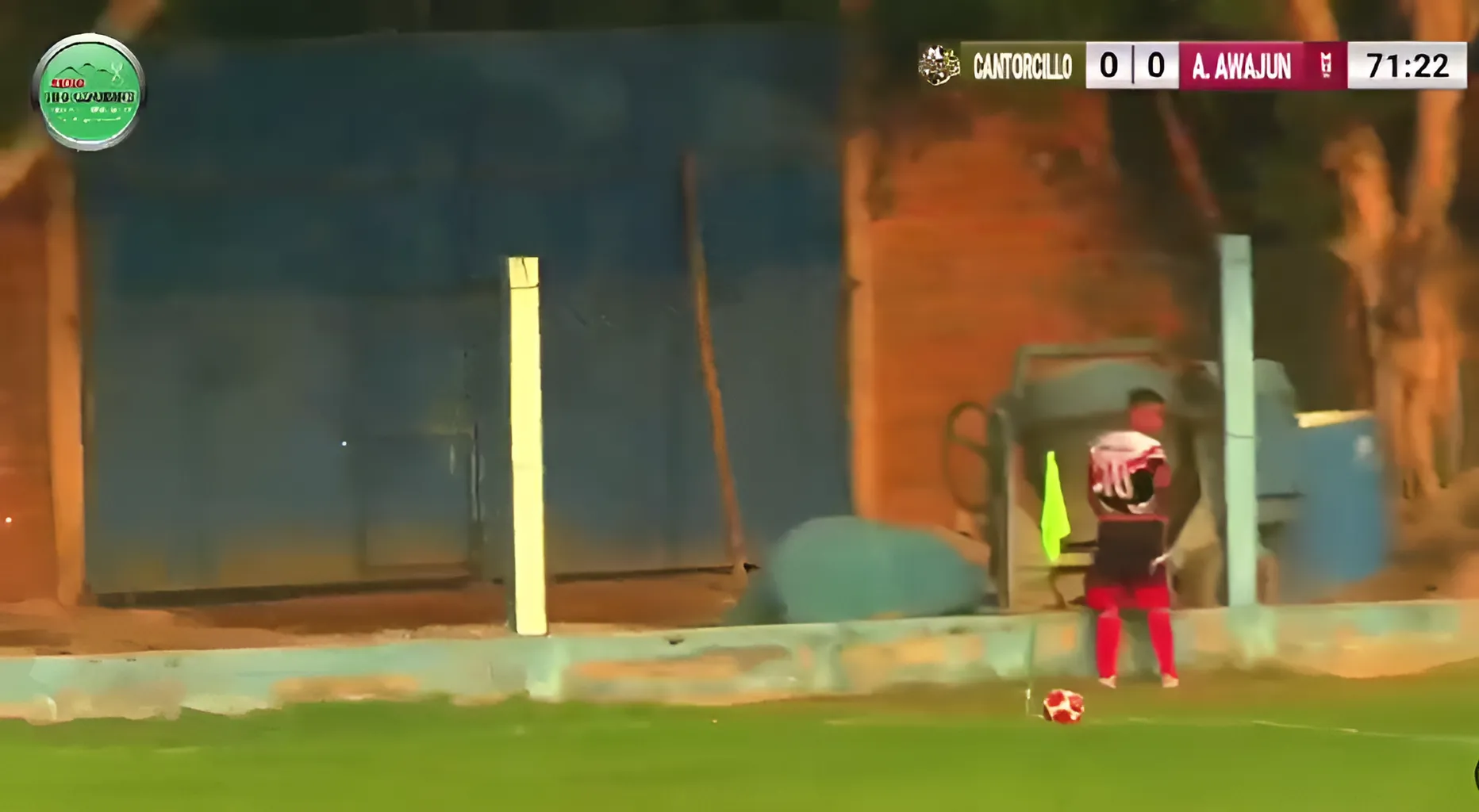 Saha kenarında tuvaletini yapan futbolcuya kırmızı kart