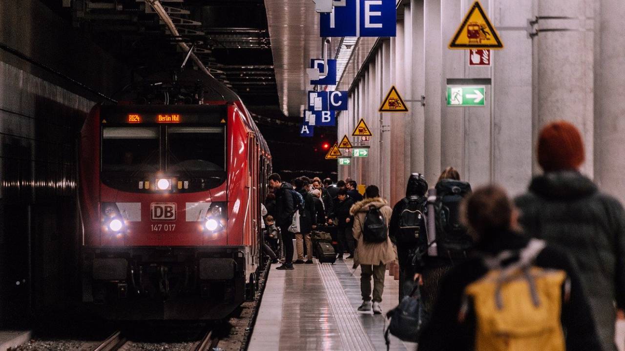 Tren bekleyen genç kızı önce taciz etti sonra yüzüne tükürüp Arapça küfür etti