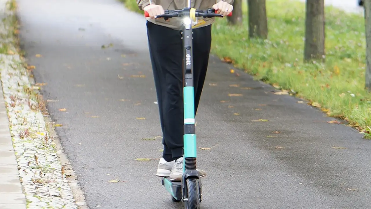 Almanya Teksas'a döndü: Sokak ortasında tartıştığı kişiyi silahla vurup e-scooter ile kaçtı