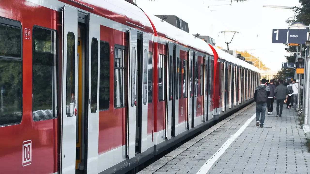 6 Alman tren istasyonunda aşırı sağcı sloganlar attı, polis soruşturma başlattı
