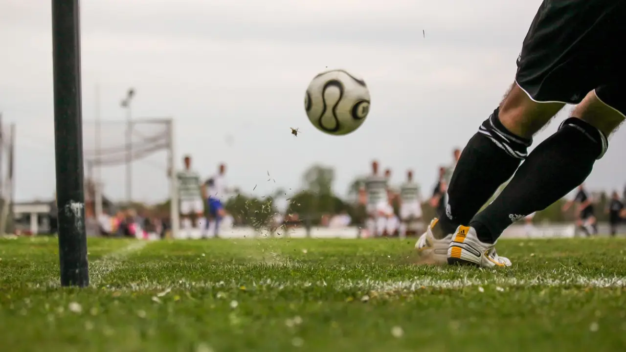 Futbolda ilginç anlar: Hapşıran futbolcu "sakatlandı"