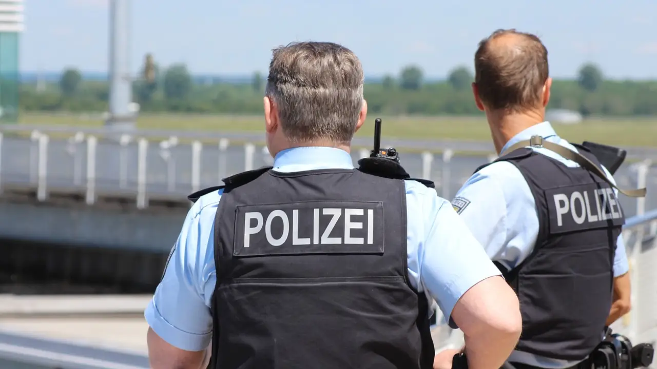 Kaçakçıyla kişi başı 5 bin Euro'ya anlaşan Türk vatandaşları Almanya'ya yasa dışı girmeye çalışırken polise yakalandı