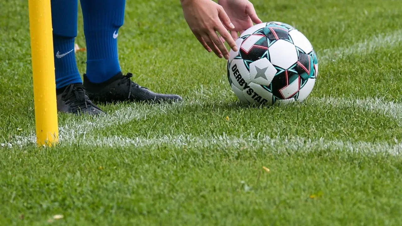 İngiltere'de fırtına futbol sahasında delik açtı, kupa maçı iptal edildi